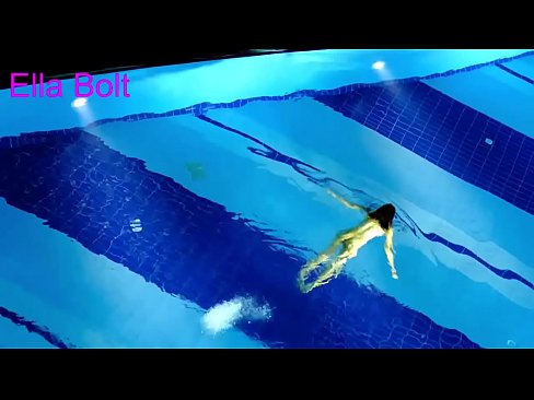 ❤️ मी पाहणे थांबवू शकत नाही, तरुण गोरा ELLA BOLT रिसॉर्ट पूलमध्ये नग्न पोहताना पकडला गेला ❤️ आमच्याकडे ❌️